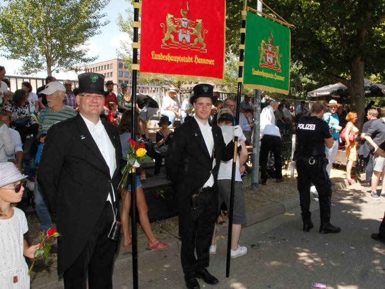 Menschen bei einem Festumzug.